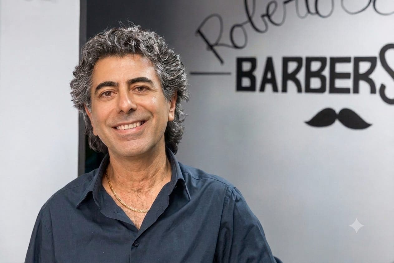 Roberto Schirò al bancone del suo barber shop