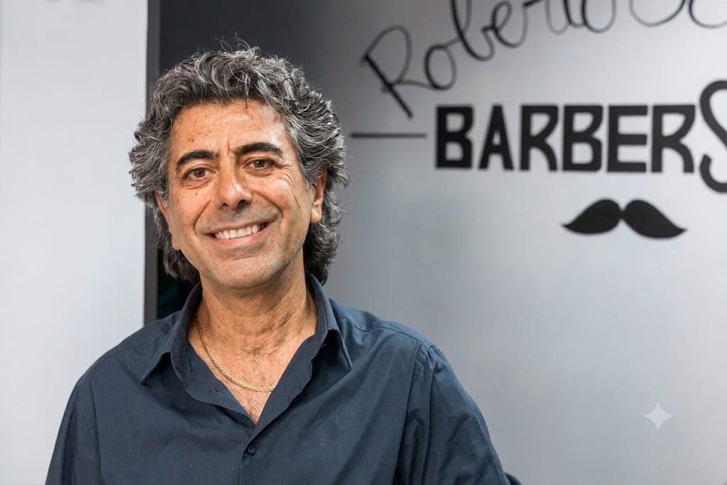 Roberto Schirò al bancone del suo barber shop